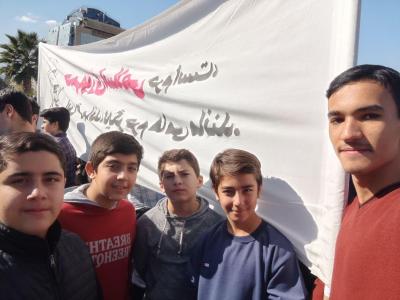 تصاویر حضور نوجوانان عاشورایی در راهپیمایی 13 آبان